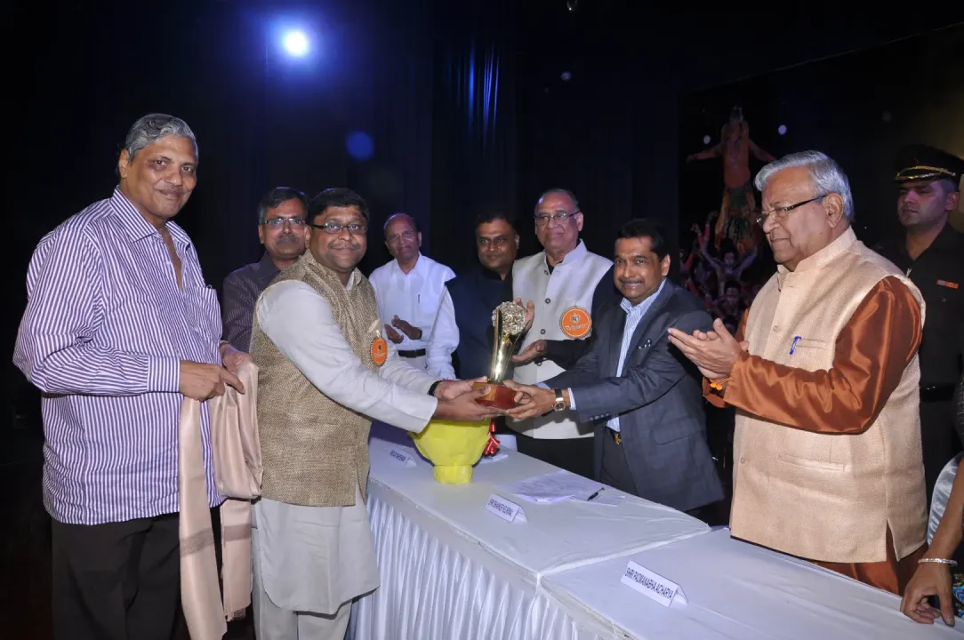 Mr Vijay Khetan Receving Award for the Most Famous Builder